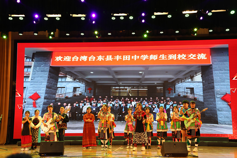 台湾学子表演_副本.jpg